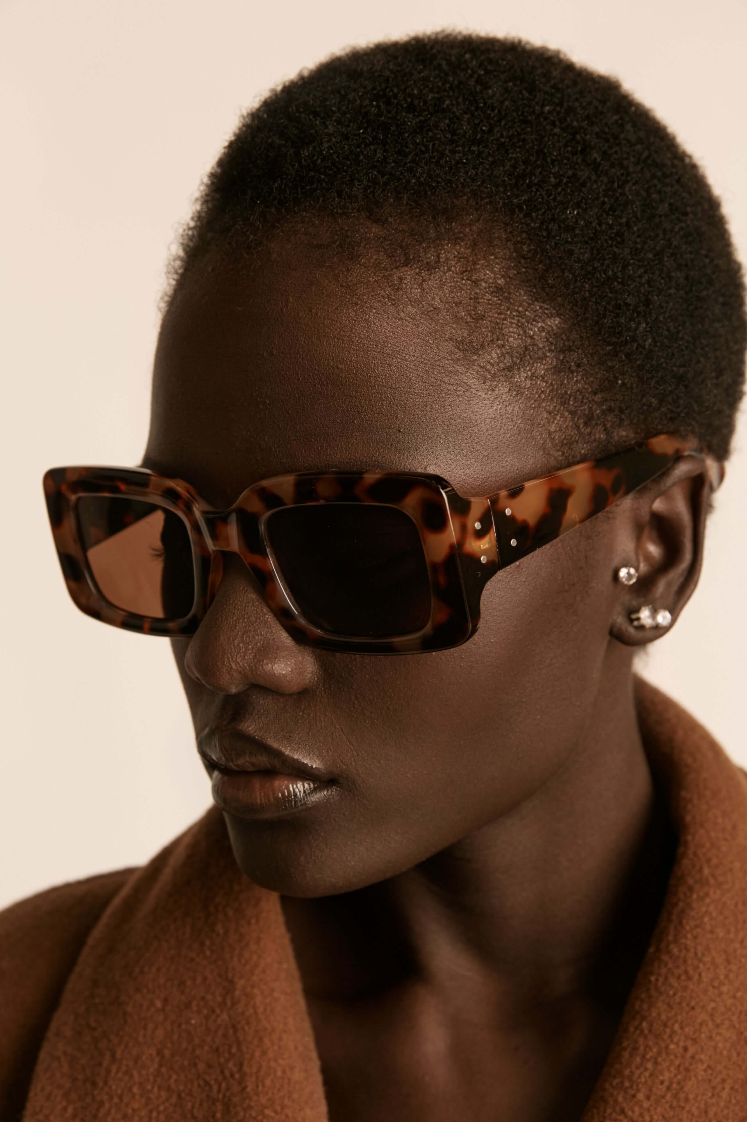 SQUARE SUNGLASSES IN TORTOISE SHELL